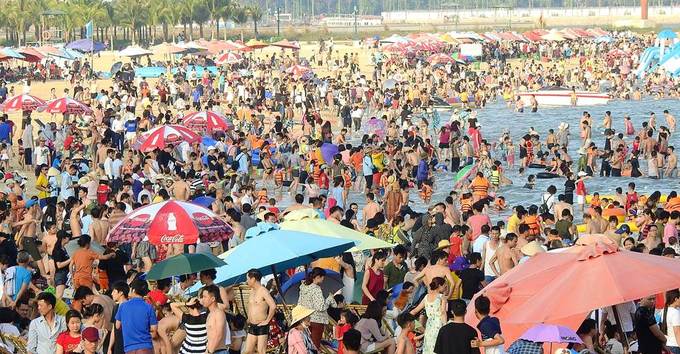 Biển Hạ Long ken đặc người ngày nghỉ lễ